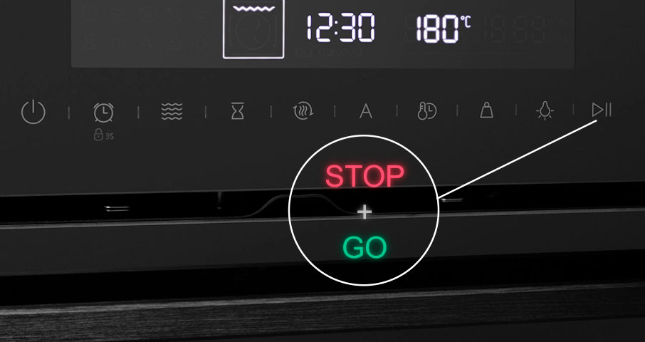Функция Stop & Go создана для того, чтобы вы могли в любой момент поставить работу духового шкафа на паузу, а затем так же просто возобновить его работу.